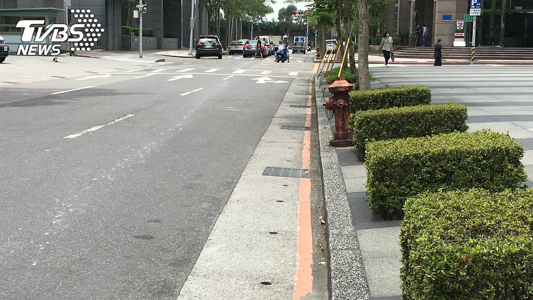 即使不受臨時停車三分鐘限制，紅線仍不得臨時停車上、下車。