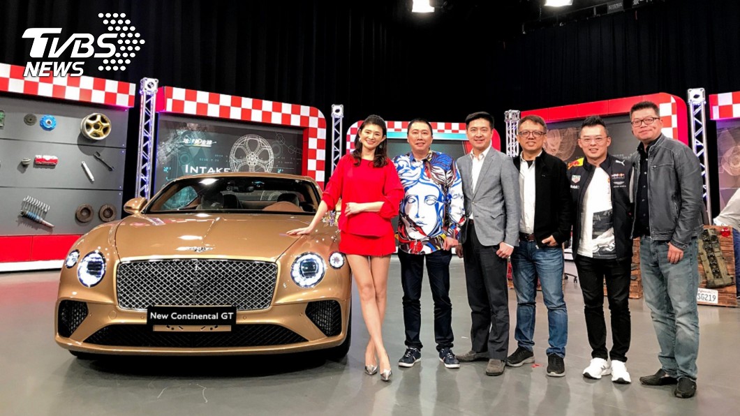 藝人趙正平、主持人宗怡、車評與Continental GT一同合照。(圖片來源/ 地球黃金線)