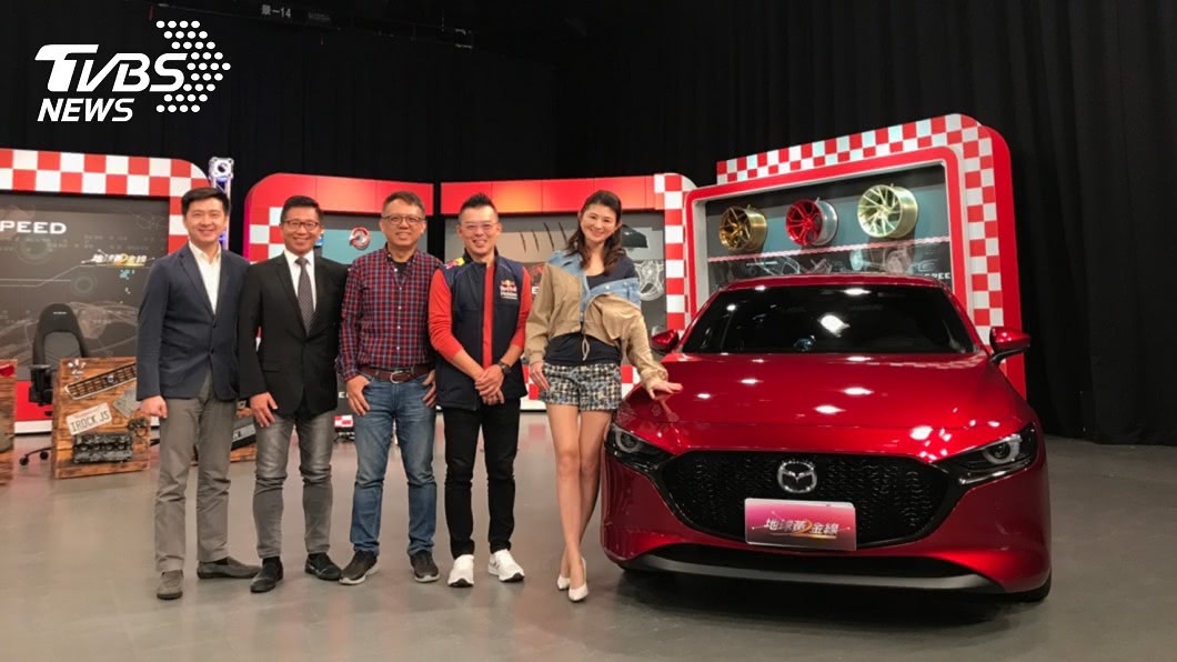 Andy老爹、主持人宗怡、現場車評與Mazda 3一同合照。(圖片來源/ 地球黃金線)