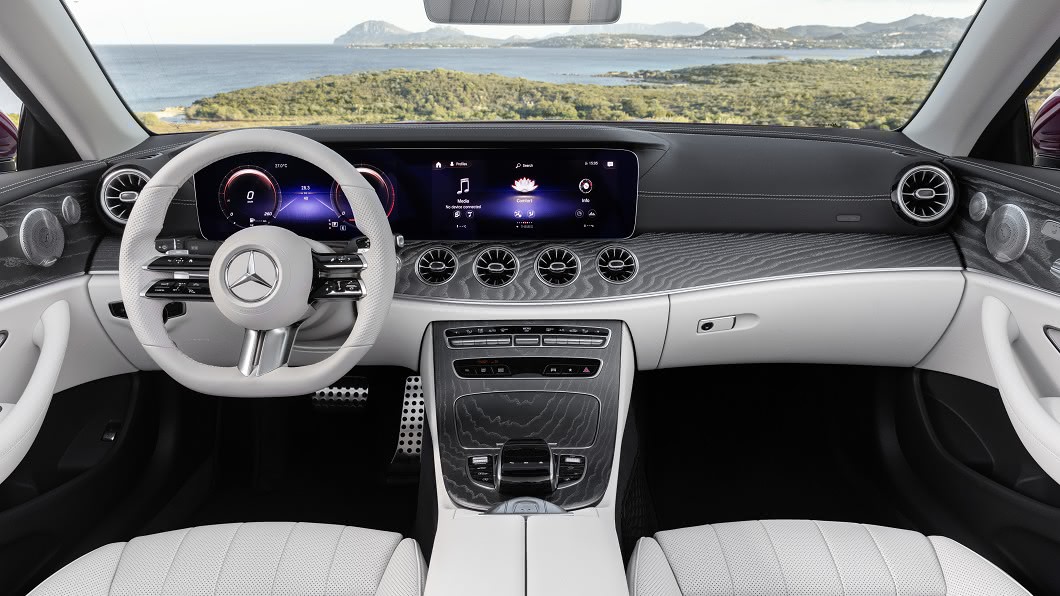 座艙最主要更新焦點在於全新式樣多功能方向盤。(圖片來源/ Mercedes-Benz)