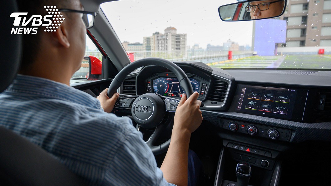 新手只要掌握路邊停車及倒車入庫訣竅,經過多次練習後即可上手。(圖片來源/ 陳堯君)