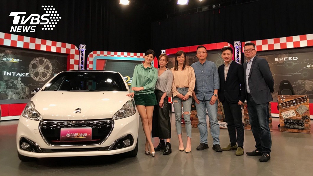 主持人宗怡、車評在《地球黃金線》節目中與208GTi合影。(圖片來源/ 地球黃金線)