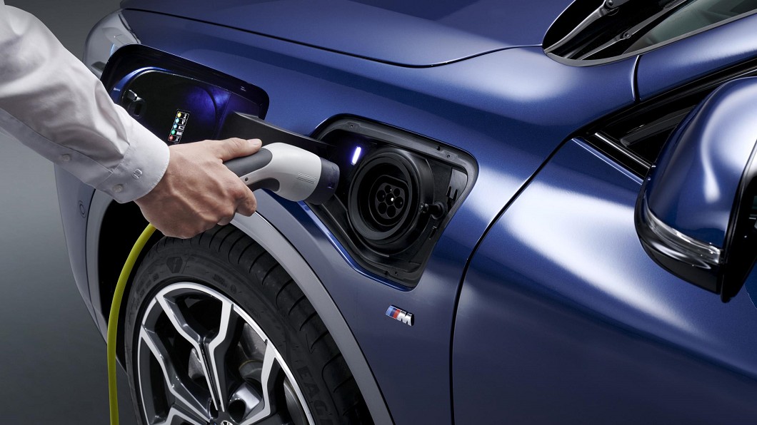 用上BMW i Wallbox快充就可以在3.2小時內完成快速充電。