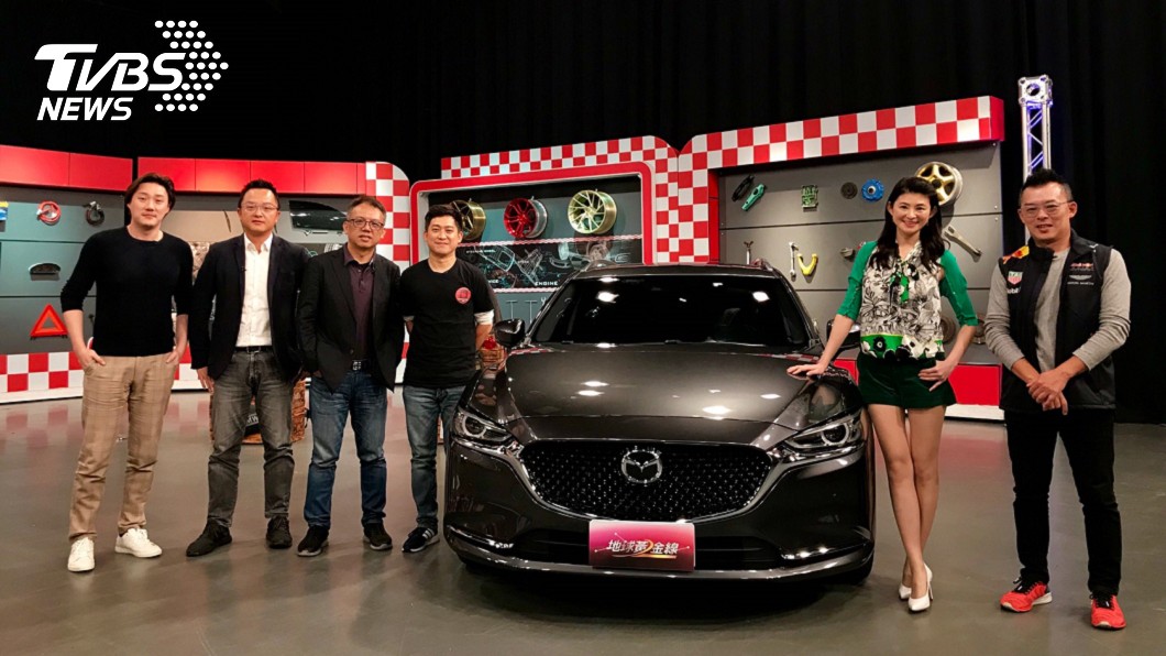 主持人宗怡、現場車評與小Andy愛車Mazda 6 Wagon一同合照。 (圖片來源/ 地球黃金線)