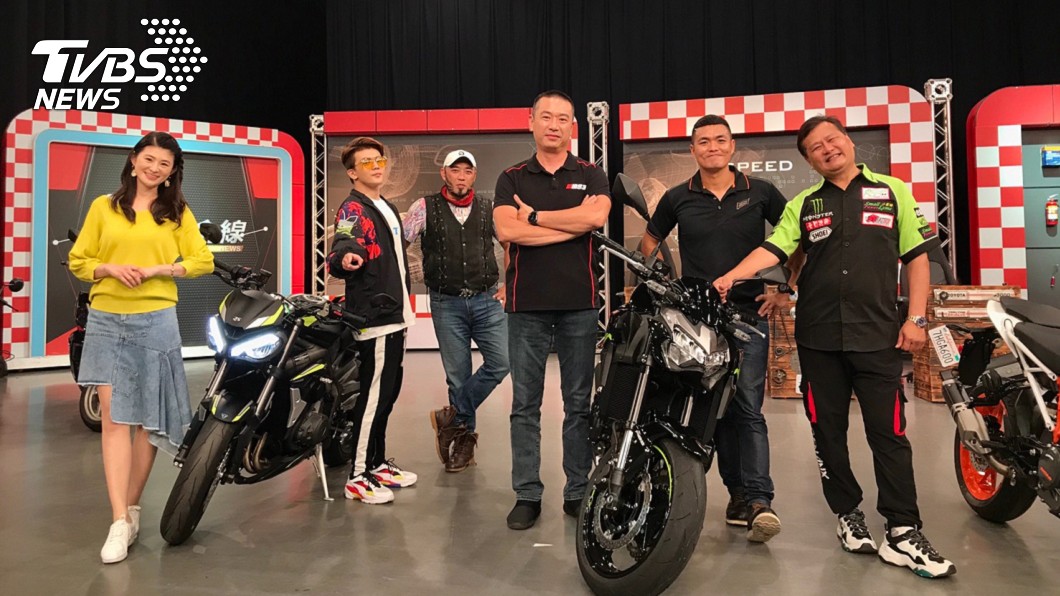 《地球黃金線》現場達人們推薦Street Triple RS與Kawasaki Z900給有重機夢的孫生。(圖片來源/ 地球黃金線)