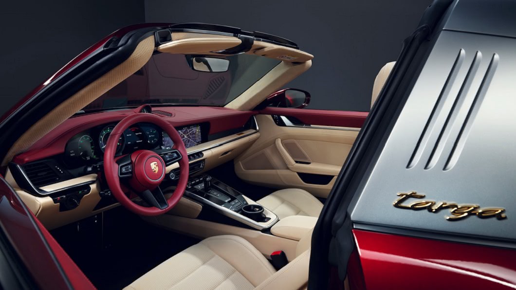 在內裝方面同樣為了致敬經典，用上專屬雙色真皮內裝。(圖片來源/ Porsche)