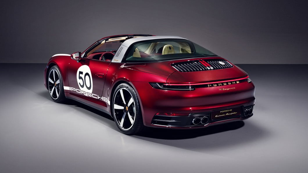 而後引擎蓋格柵上則鑲有Porsche Heritage徽飾。(圖片來源/ Porsche)
