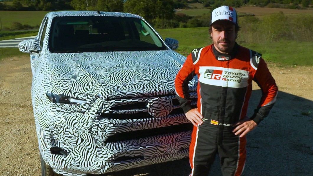 Toyota找來前F1世界冠軍與Le Mans 24小時耐久賽冠軍Fernando Alonso為新款Hilux測試。(圖片來源/ Toyota)