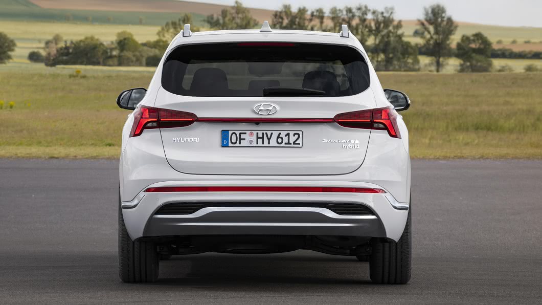 全新Santa Fe車尾最顯而易見的改變在於全新尾燈組。(圖片來源/ Hyundai)