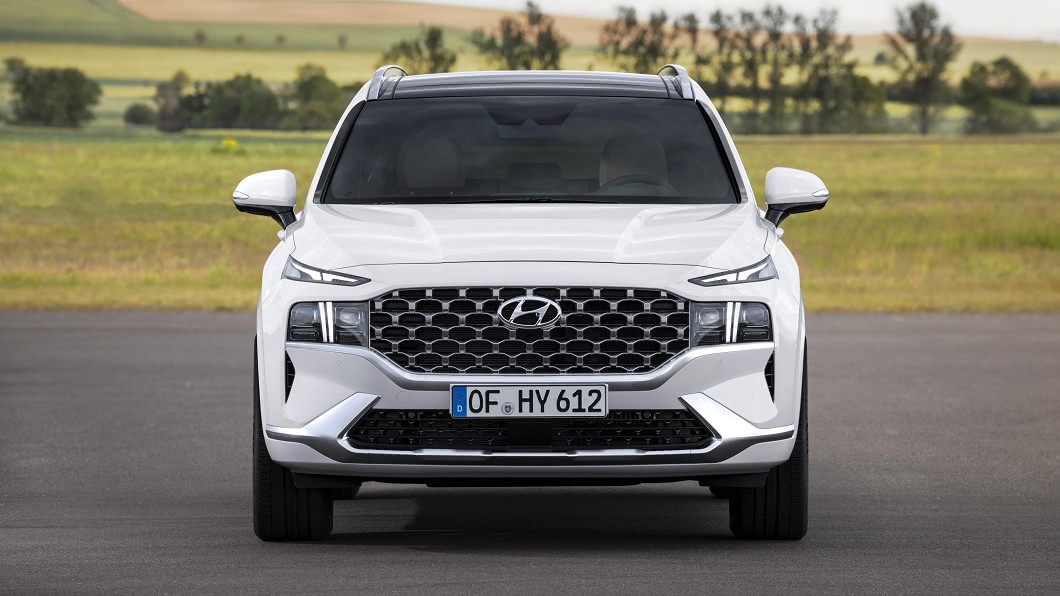 第四代Santa Fe採用蜂巢式水箱護罩，車頭造型相當霸氣。(圖片來源/ Hyundai)
