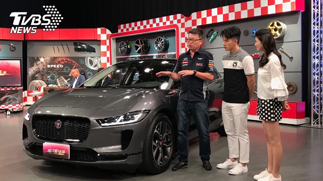 Jaguar I-PACE牌照下方氣壩採啟閉式設計，可以偵測電池放熱狀態並自動開啟，讓電池散熱。(圖片來源/ 地球黃金線)