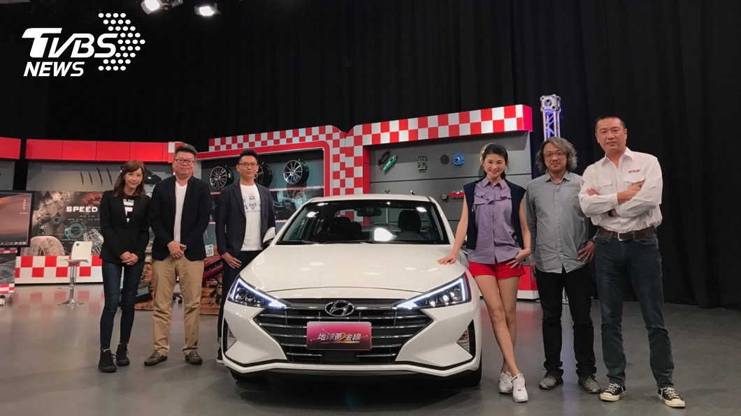 車評小捲在《地球黃金線》節目中介紹即將上市的Ford Kuga。(圖片來源/ 地球黃金線)