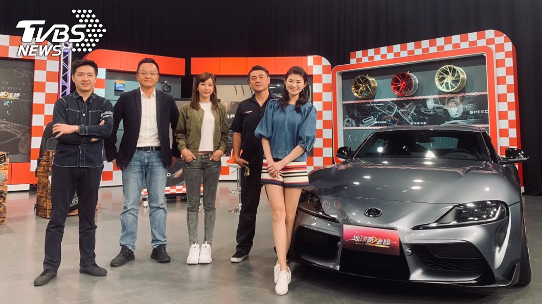 車評與主持人宗怡一起與GR Supra合照。(圖片來源/ 地球黃金線)