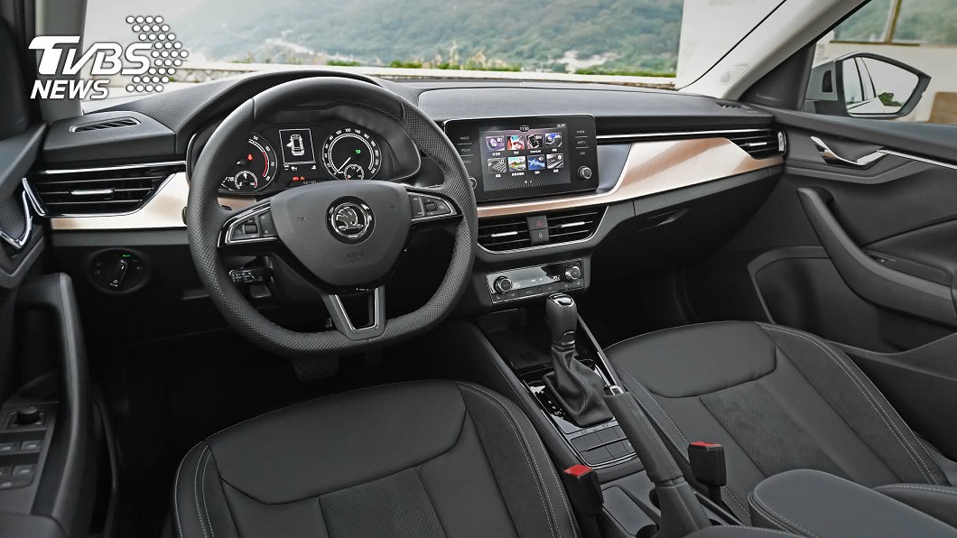 Kamiq 配備8吋觸控式螢幕，還有Apple CarPlay與Android Auto手機連結功能。