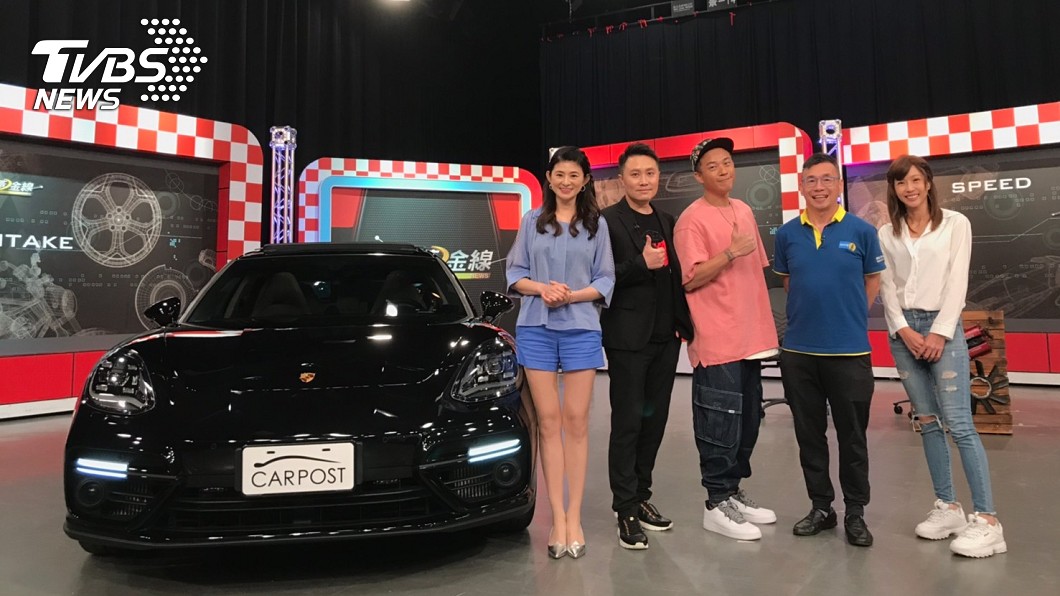 阿Ben、車評、主持人宗怡與Panamera 4S Sport Turismo合照。(圖片來源/ 地球黃金線)