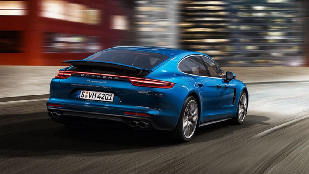 Panamera 4S Sport Turismo將B柱後的線條向後延伸，車尾線看起來修長優雅。(圖片來源/ Porsche)