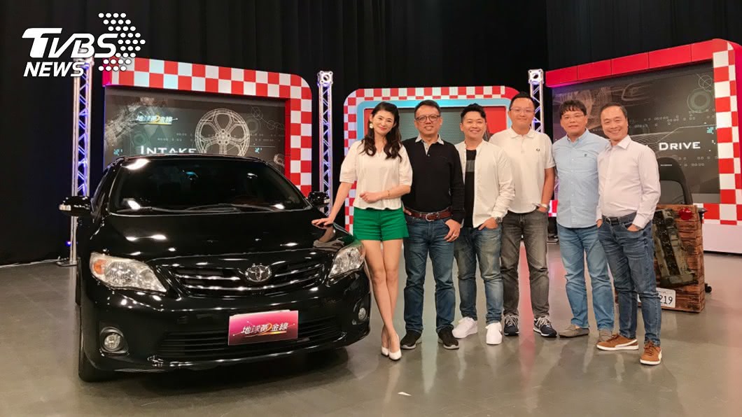 汽車商總經理黃聖君在《地球黃金線》節目中回答有關安全氣囊的相關問題。(圖片來源/ 地球黃金線)