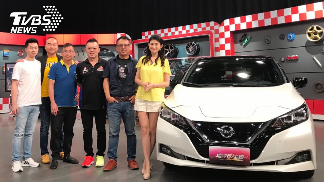 賽車手陳意凡與車評、主持人宗怡一起合照。(圖片來源/ 地球黃金線)