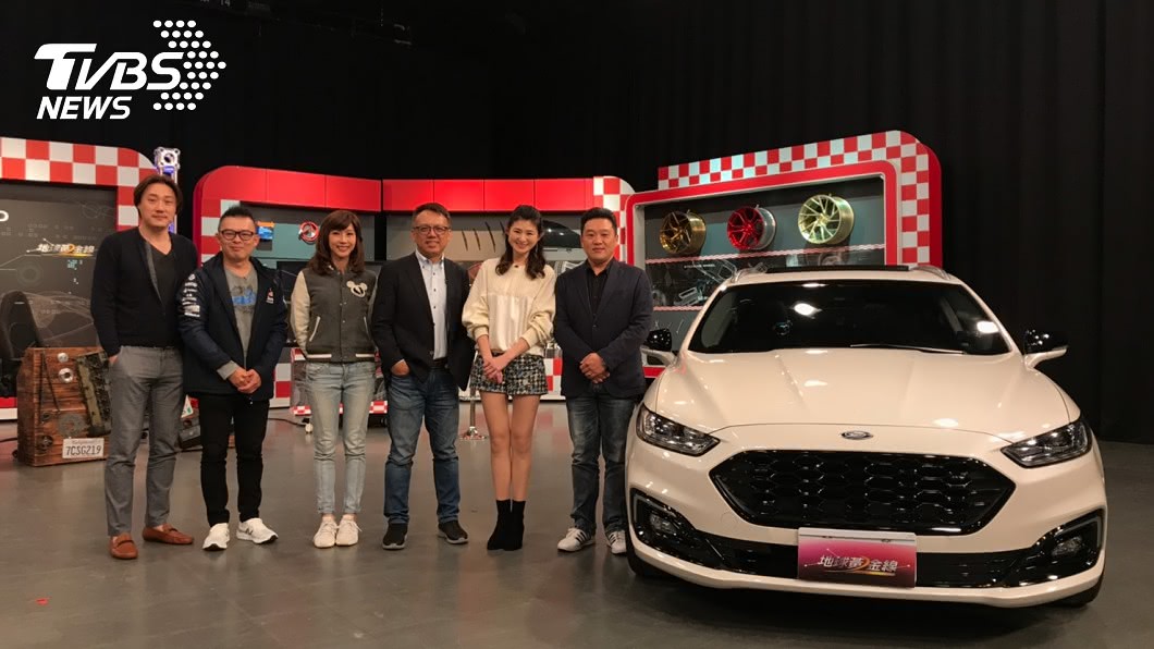 車主懷德、主持人宗怡、車評們一起與Ford Mondeo合照。(圖片來源/ 地球黃金線)