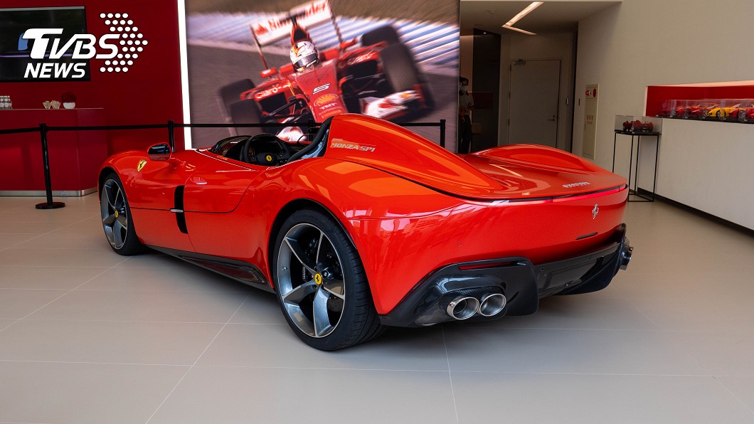 Monza SP1與Monza SP2造型設計取1950年代經典船型敞篷跑車。