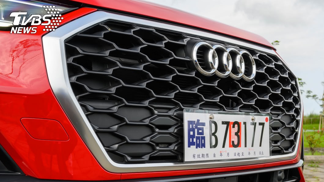 Q3 Sportback採用蜂巢狀格柵式水箱護罩。