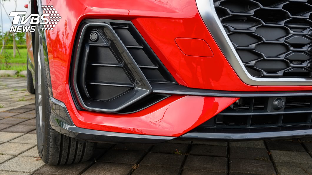 Q3 Sportback下氣壩設計運動化,並以銀色線條點綴。