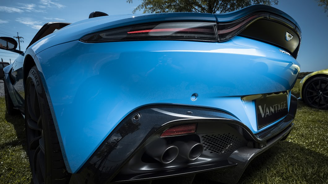 Vantage Roadster搭載4.0升V8雙渦輪引擎，最大馬力為510PS/6000 rpm、 最大扭力69.8kgm/2000-5000 rpm，0-100km/h加速僅3.8秒。(圖片來源/ 永三汽車)