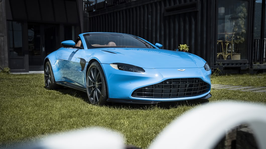 Vantage Roadster車身尺寸為4,465 x 1,942 x 1,273mm、軸距2,704 mm，車體短巧但寬扁，很適合在台灣蜿蜒山路上馳騁。(圖片來源/ 永三汽車)