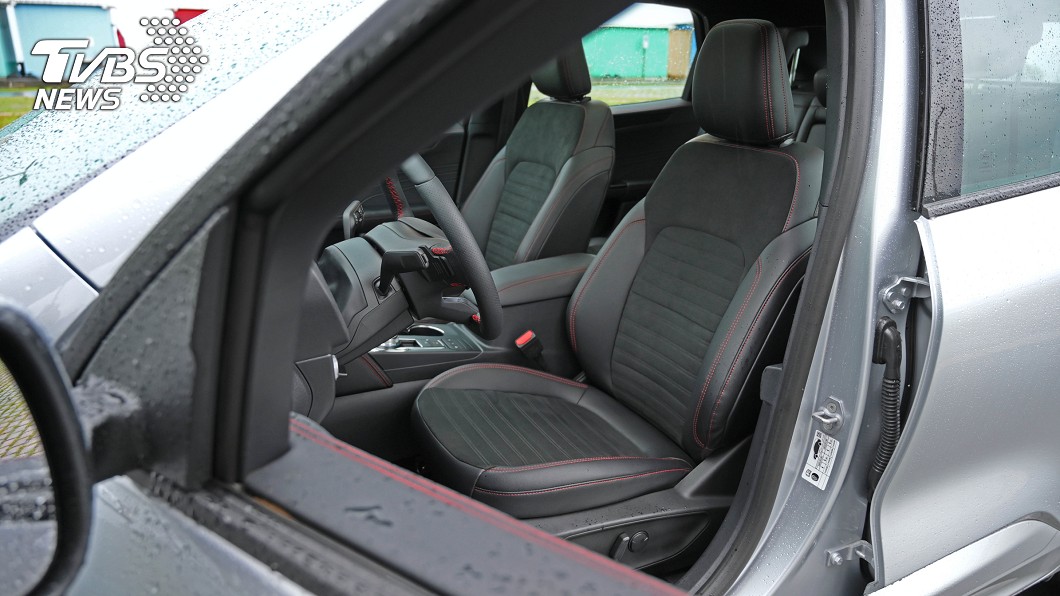 Kuga ST-Line車艙內同樣使用紅色車縫線、類碳纖維飾板凸顯運動感,方向盤同樣導入換檔撥片配置,且採用麂皮座椅。(圖片來源/ 地球黃金線)