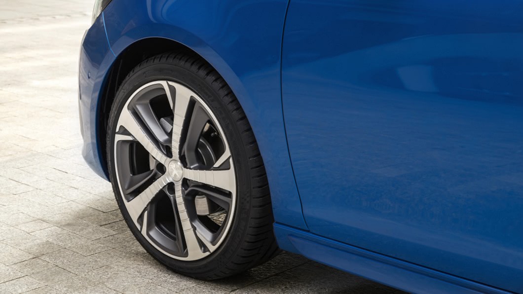 20年式Peugeot 308另外還可以選配全新造型的18吋鋁圈。(圖片來源/ Peugeot)