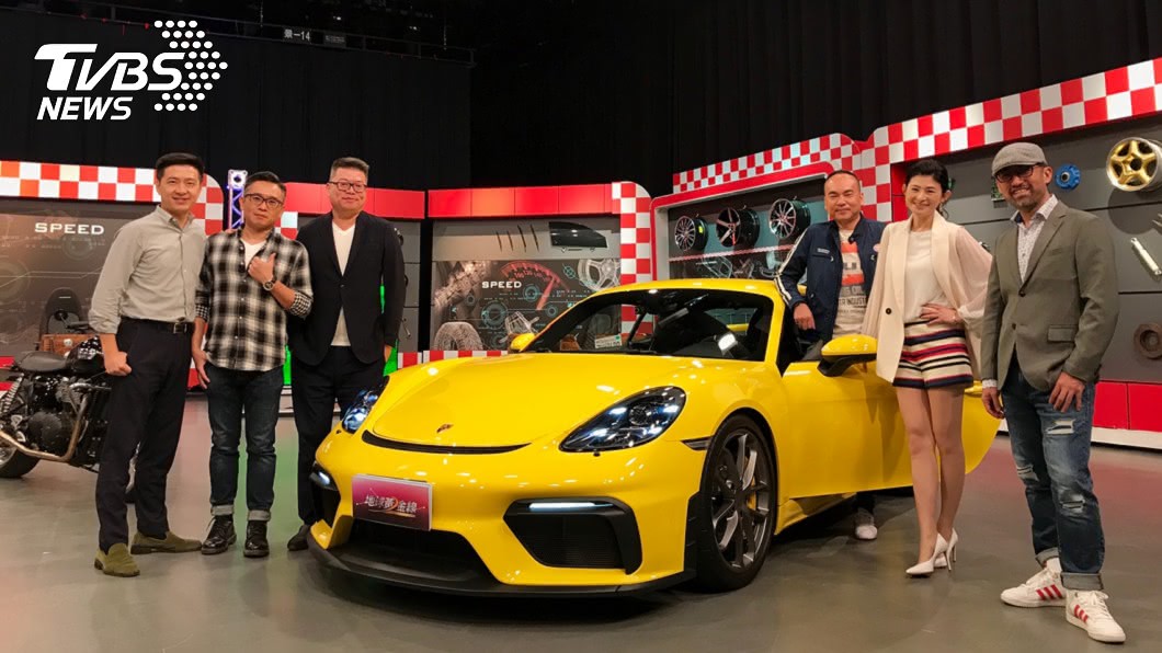 鐘錶網紅李岳龍、科技網站Kisplay、主持人宗怡、現場車評們一起與718 Cayman GT4合照。(圖片來源/ 地球黃金線)