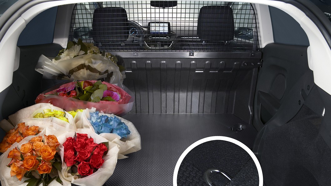 Fiesta貨車版車型具備三門的設計,駕駛座以之後均為載貨空間。(圖片來源/ Ford)