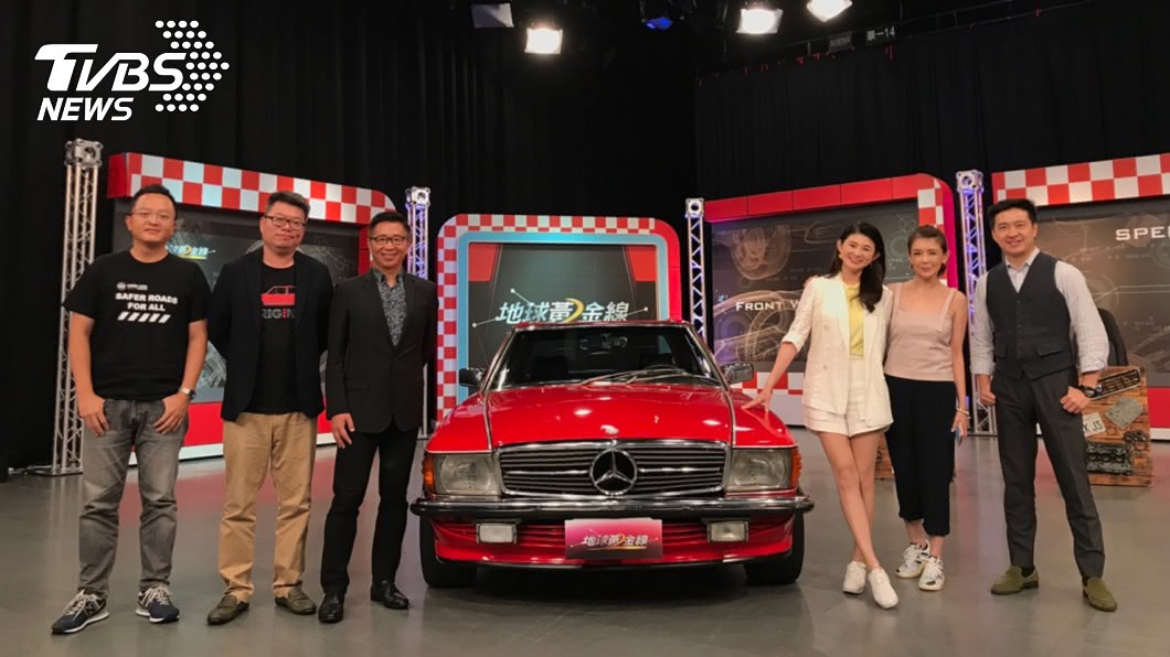 藝人林美貞、主持人宗怡、車評與300SL一同合照。(圖片來源/ 地球黃金線)