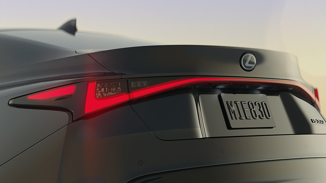 尾燈運用光帶式導光燈條連接左右兩側L形尾燈。(圖片來源/ Lexus)