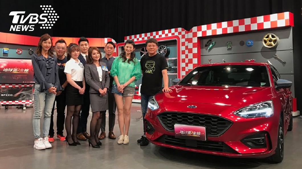 各家車廠業代、車評、主持人宗怡一同合照。(圖片來源/ 地球黃金線)