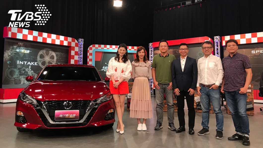 主持人宗怡、車評們與Nissan Altima合照。(圖片來源/ 地球黃金線)