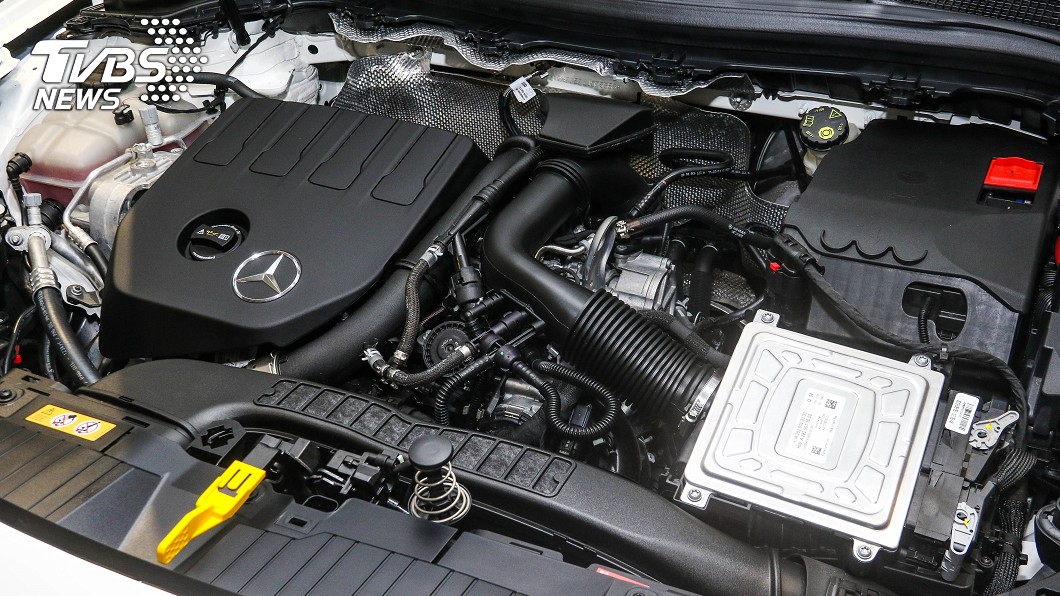 GLA 180與GLA 200皆以1.4升渦輪增壓引擎為動力來源。