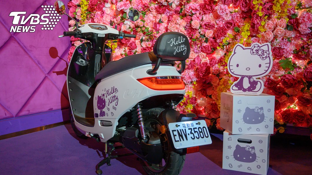 原車即配備鏽有「Hello Kitty」字樣的後靠背,提供後座乘客更安穩的乘坐感。