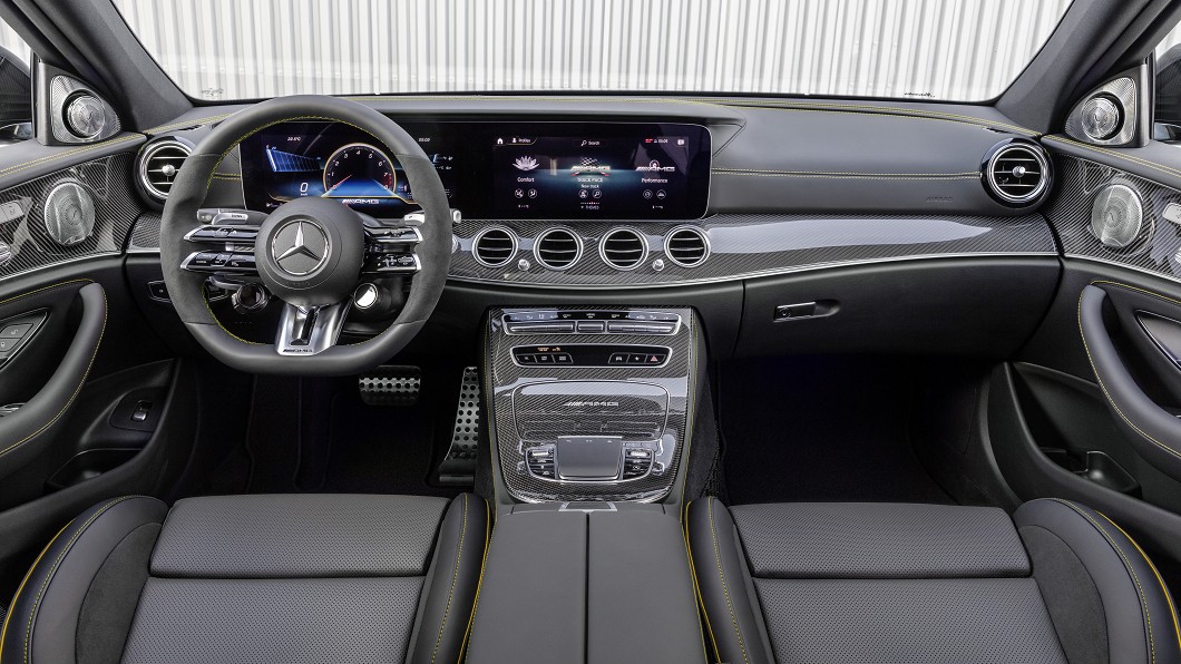 內裝呈現方面,E 63 4Matic+仍以大量皮質作為基底,並導入碳纖維飾板。(圖片來源/ M-Benz)