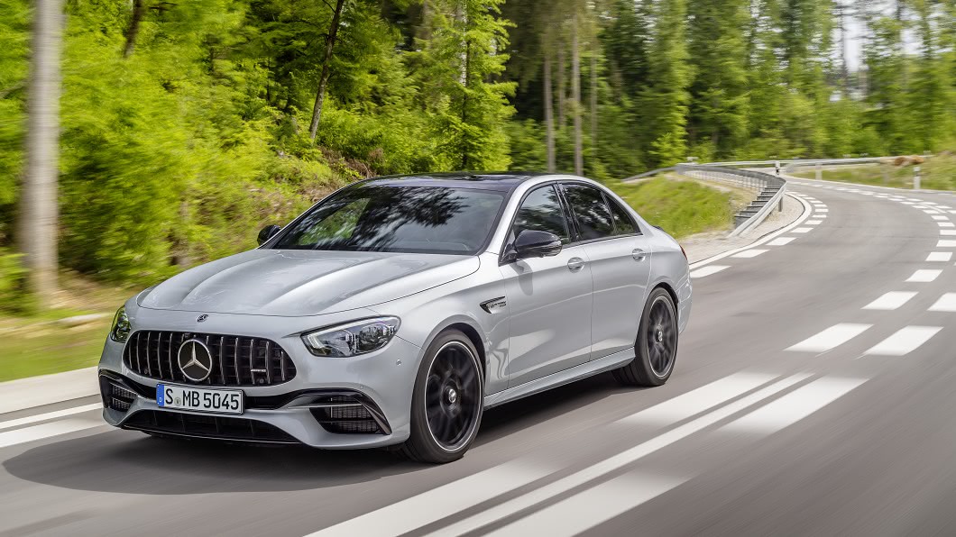 在外觀方面E 63 4Matic+擁有更大的前氣壩造型,並採用直柵式設計。(圖片來源/ M-Benz)