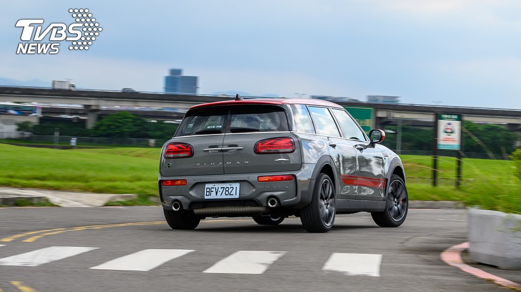 JCW Clubman下盤整合跑車化懸吊、全時四驅、前軸LSD與前四活塞煞車等性能化設計。