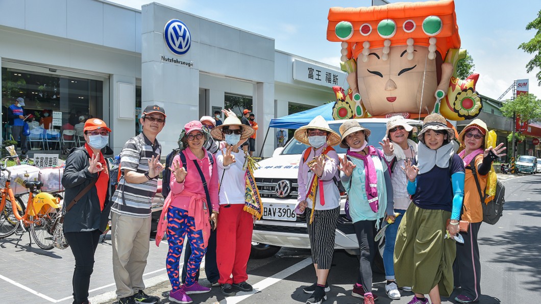 Amarok V6搭載Q版媽祖氣球再度擔任前導車,阿嬤OK !全台信眾都OK!(圖片來源/ Volkswagen)