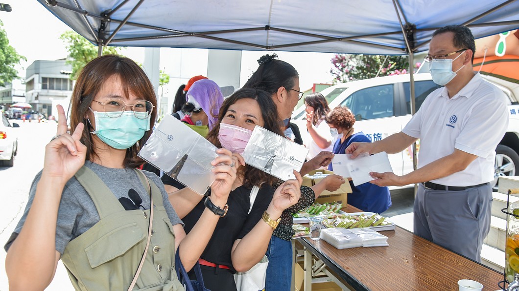 遶境不忘防疫!6月12日於福斯商旅彰化富王展示中心門口發送1000個口罩收納夾給沿途參加遶境的信眾。(圖片來源/ Volkswagen)