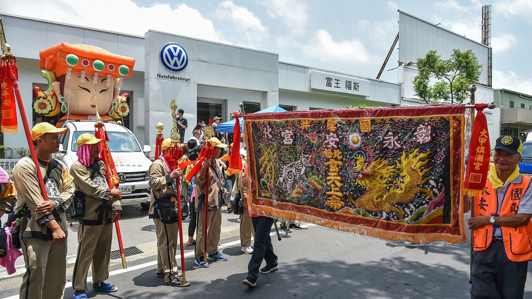 遶境活動於6月11日正式起駕,媽祖、信眾與福斯商旅相約再聚。(圖片來源/ Volkswagen)