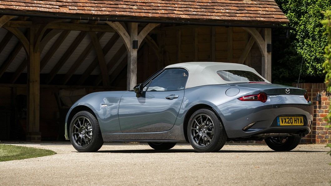 Mazda MX-5 R-Sport具備Polymetal Grey金屬灰色烤漆以及專屬灰色軟質頂篷。(圖片來源/ Mazda)