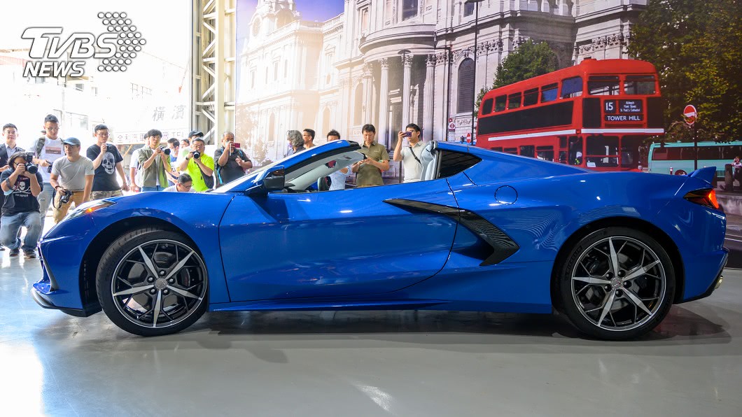 由於改為中置引擎設定的關係,Corvette過往長車頭、短車尾的車身比例也成為歷史。