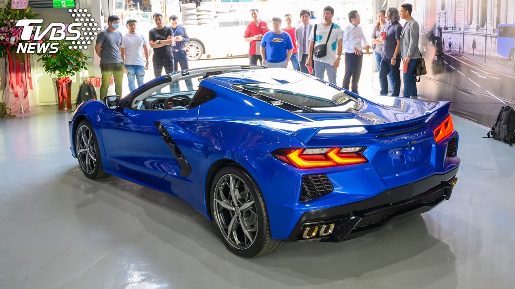 C8世代Corvette Stingray改為中置引擎、後輪驅動設定。