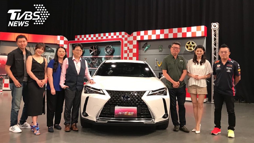 江坤俊醫師與太太來到《地球黃金線》與大家分享選車過程。(圖片來源/ 地球黃金線)