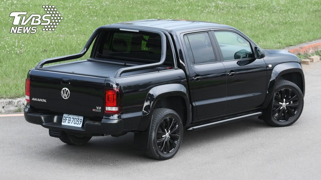 Volkswagen Amarok Black Edition貨斗平面面積達到 2.52平方公尺,且可以選配含上鎖功能的貨斗收納遮簾。