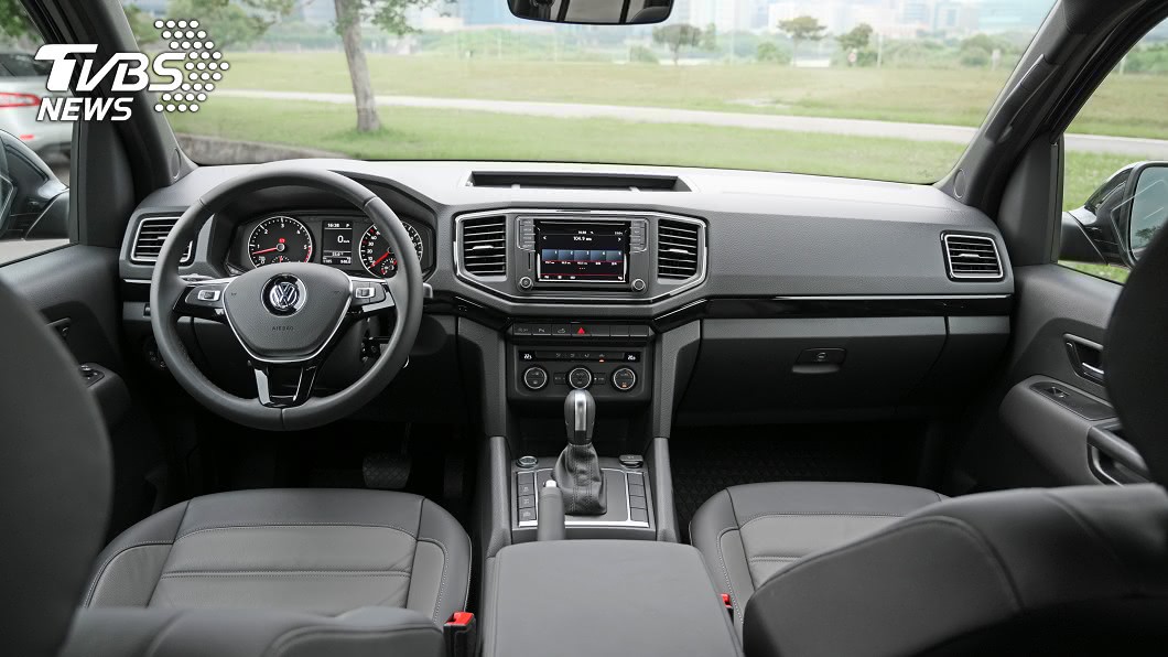 Volkswagen Amarok Black Edition儀錶板總成飾條及空調出風口外框都加入黑色點綴。